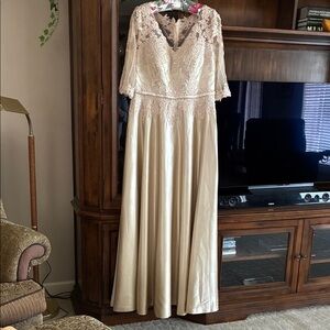 A- line V-neck 3/4 Sleeves Appliqués Lace Satin Mother of the Bride Dress#DM0043